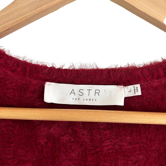 ASTR The Label Womens Ruby Red Scoop Neck Waist Length Sweater Size L - Picture 5 of 14